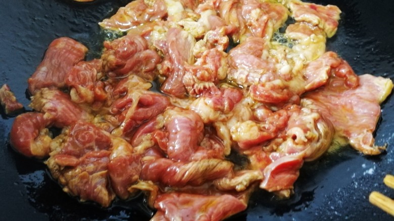 莴笋炒牛肉,热锅凉油,文火不等油热,放入牛肉,筷子把肉划散。