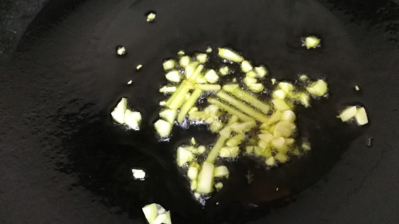 莴笋炒牛肉,另起一锅,少油放入蒜末姜丝,文火炒香。
