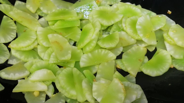 莴笋炒牛肉,放入莴笋片,文火炒匀。