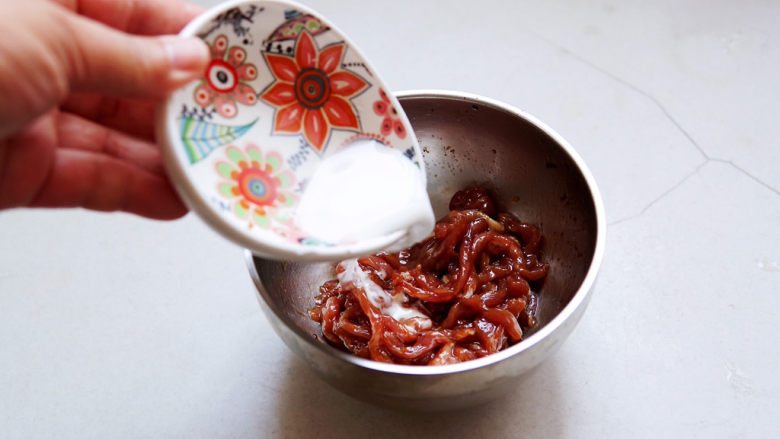 雪菜肉丝面,再加入水淀粉,可以使肉丝更爽滑鲜嫩,抓匀后,腌制五分钟。