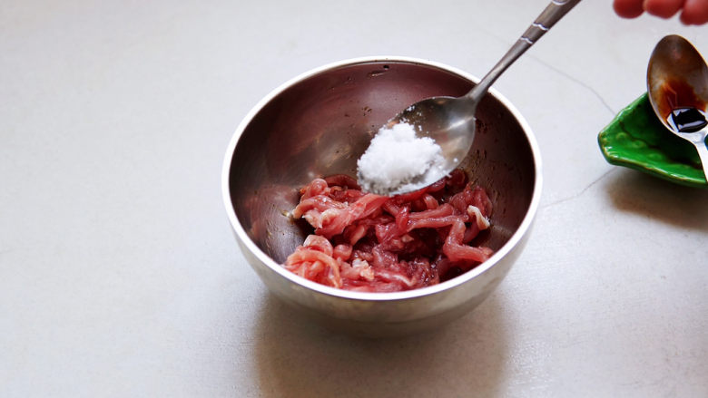 雪菜肉丝面,加<a style='color:red;display:inline-block;' href='/shicai/ 3729'><a style='color:red;display:inline-block;' href='/shicai/ 3729'>白糖</a></a>,提鲜增香。