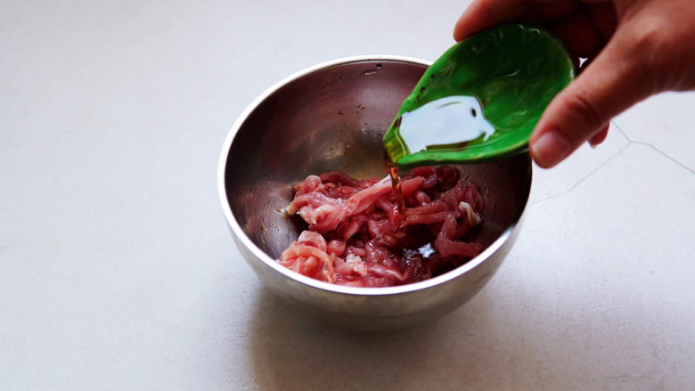 雪菜肉丝面,加入<a style='color:red;display:inline-block;' href='/shicai/ 899'>花雕酒</a>,去掉肉的异味,还能增香。