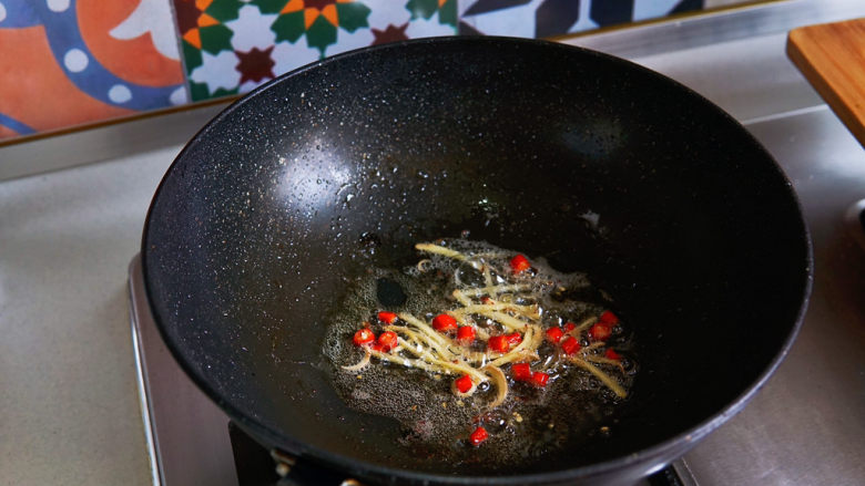 雪菜肉丝面,锅中底油,放入红椒圈、<a style='color:red;display:inline-block;' href='/shicai/ 37'>姜</a>丝炒出香味。
