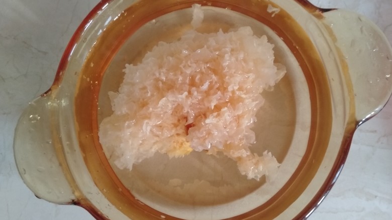 紫薯银耳粥,<a style='color:red;display:inline-block;' href='/shicai/ 232'>银耳</a>先放水里泡发