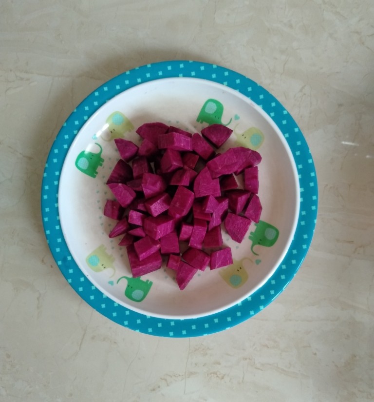 紫薯银耳粥,切成丁