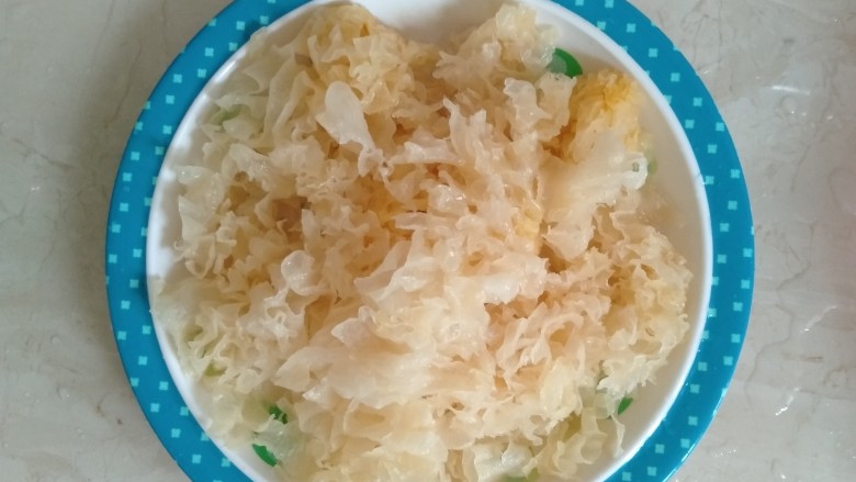紫薯银耳粥,撕碎
