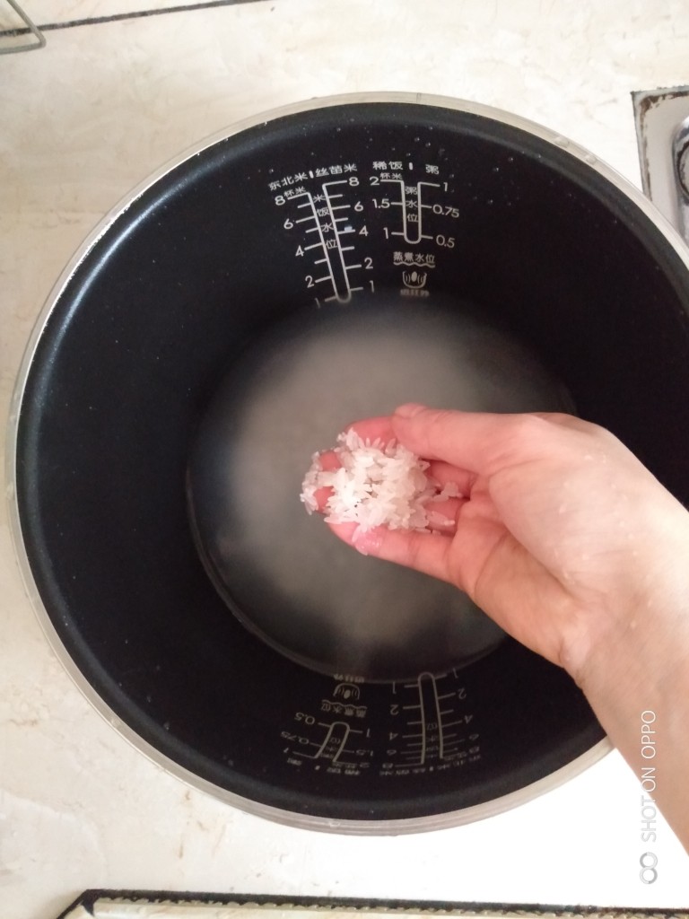 紫薯银耳粥,大米倒入锅里洗干净