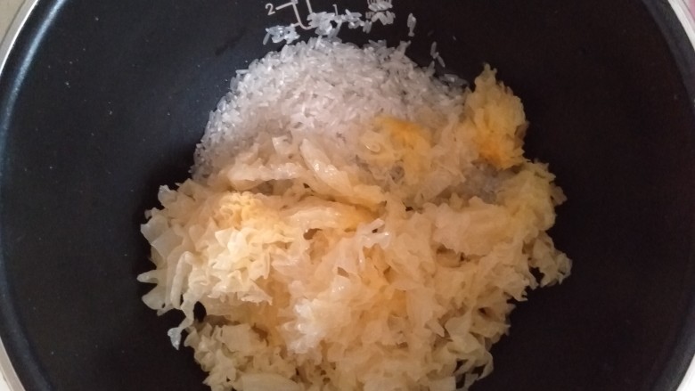 紫薯银耳粥,倒入银耳
