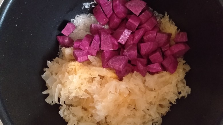 紫薯银耳粥,倒入紫薯