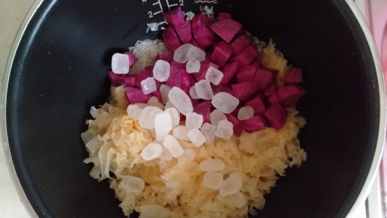 紫薯银耳粥,倒入<a style='color:red;display:inline-block;' href='/shicai/ 866'>冰糖</a>