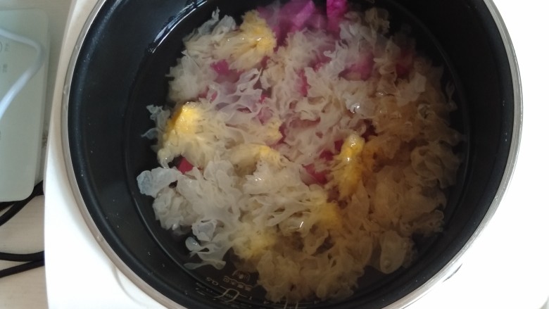 紫薯银耳粥,加了6碗水半锅了