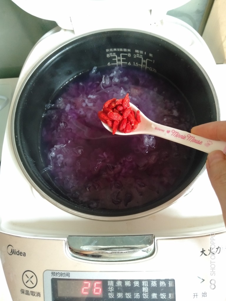紫薯银耳粥,煮到剩下二十几分钟的时候加入一勺<a style='color:red;display:inline-block;' href='/shicai/ 673'>枸杞</a>继续煮