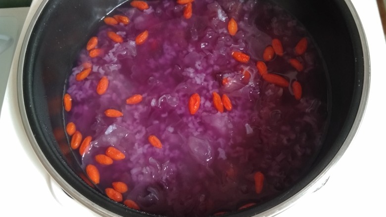 紫薯银耳粥,煮好了，开盖，好多哦，一家4口人的量