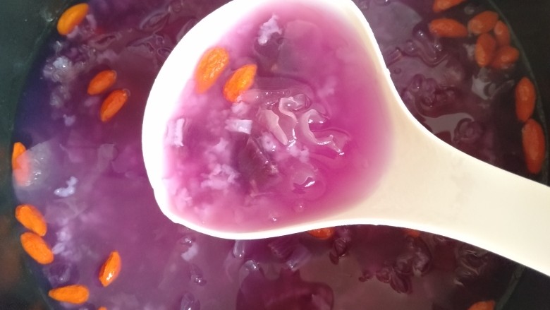 紫薯银耳粥,不错哦，紫薯的颜色果然好看