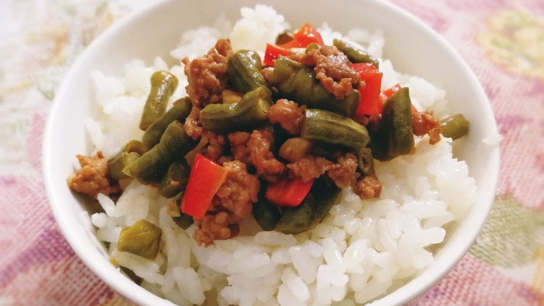 酸豆角炒肉末,配米饭，配过水面条都可以。肉末微辣香嫩同发酵的豇豆特有的酸味让你胃口大开。