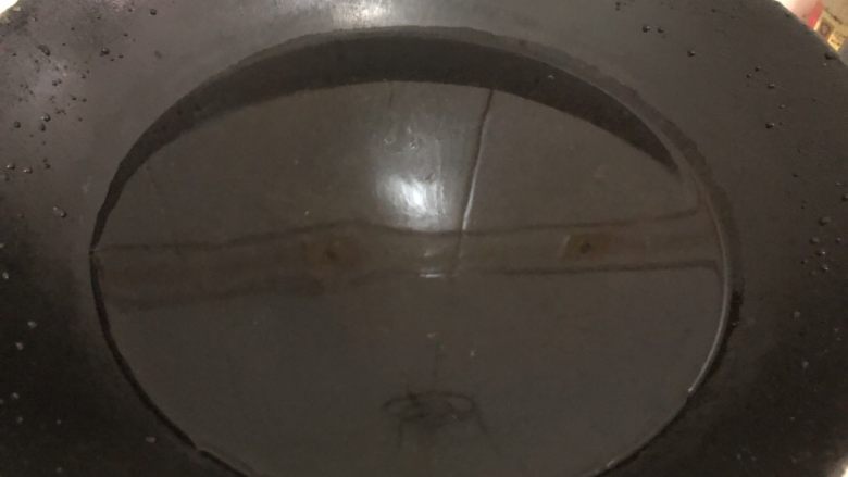 猪油拌面,锅里加入适量的水,盖盖大火烧