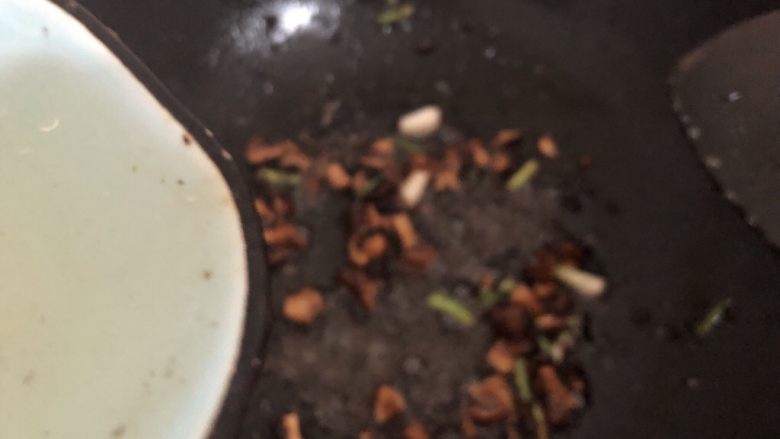 猪油拌面,加入适量的水,焖二分钟