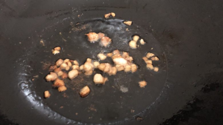 猪油拌面,翻炒至出油,肥肉变金黄,捞出肥肉粒