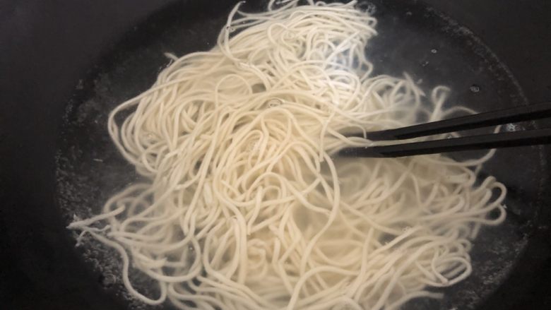 猪油拌面,下锅后筷子搅一下(中途也要搅一下)
