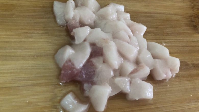 猪油拌面,肥肉洗干净,切成小粒装碗备用