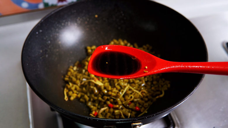 酸豆角炒肉末,加入生抽调味提鲜。