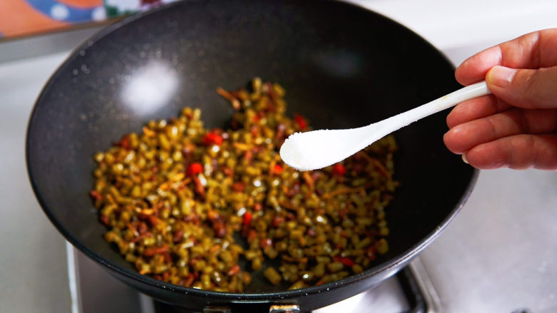酸豆角炒肉末,出锅前加入<a style='color:red;display:inline-block;' href='/shicai/ 717'>味精</a>,炒匀即可出锅。
