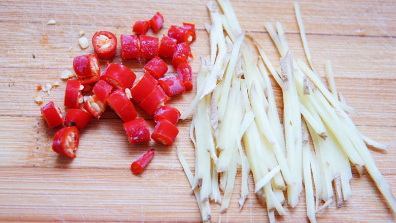 酸豆角炒肉末,<a style='color:red;display:inline-block;' href='/shicai/ 86663'>红辣椒</a>切圈,姜片切丝。