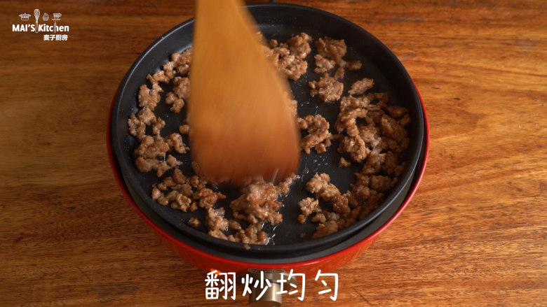 小朋友爱吃的鲜茄肉酱意面,多功能美食锅换上平盘，预热完成后倒入玉米油，油热后加入猪肉，翻炒均匀。