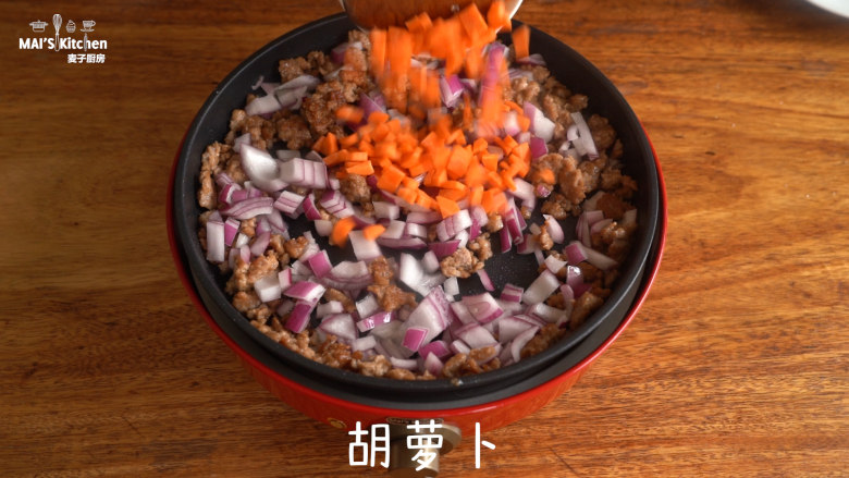 小朋友爱吃的鲜茄肉酱意面,翻炒后加入洋葱，<a style='color:red;display:inline-block;' href='/shicai/ 25'>胡萝卜</a>，番茄，加入<a style='color:red;display:inline-block;' href='/shicai/ 869'>白砂糖</a>，食用盐，翻炒均匀。