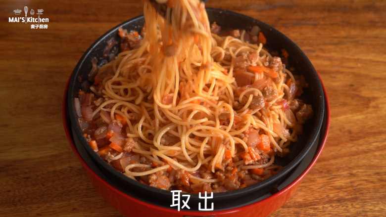 小朋友爱吃的鲜茄肉酱意面,翻炒3-4分钟后取出。