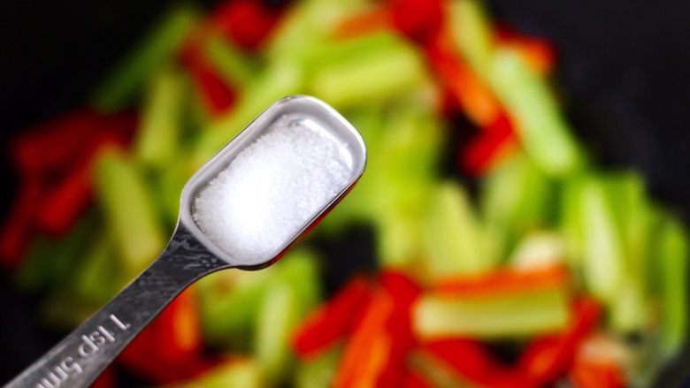 鸡肉海虾莴苣小炒,根据个人口味,加入适量的盐调味。