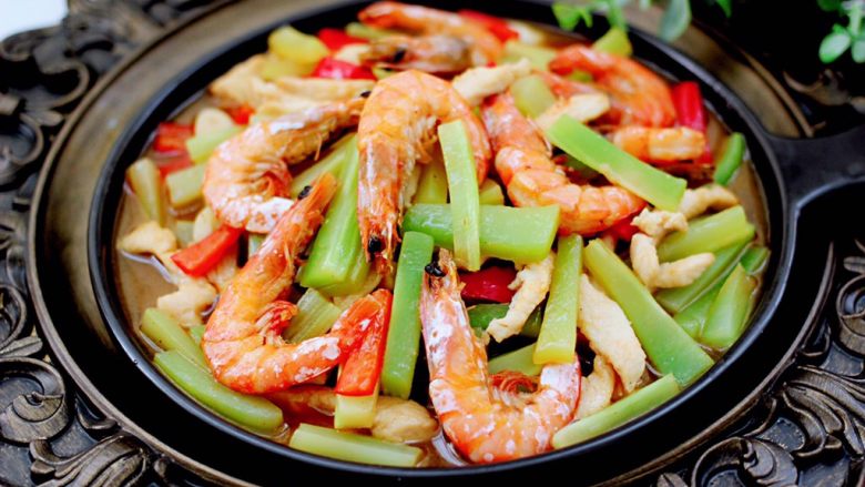 鸡肉海虾莴苣小炒,出锅咯~端上桌就秒光。