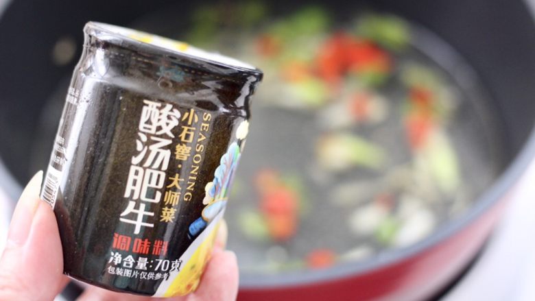 巨好喝的酸汤肥牛,锅中倒入适量的清水煮沸,倒入小石窖酸汤<a style='color:red;display:inline-block;' href='/shicai/ 226'>肥牛</a>调料。