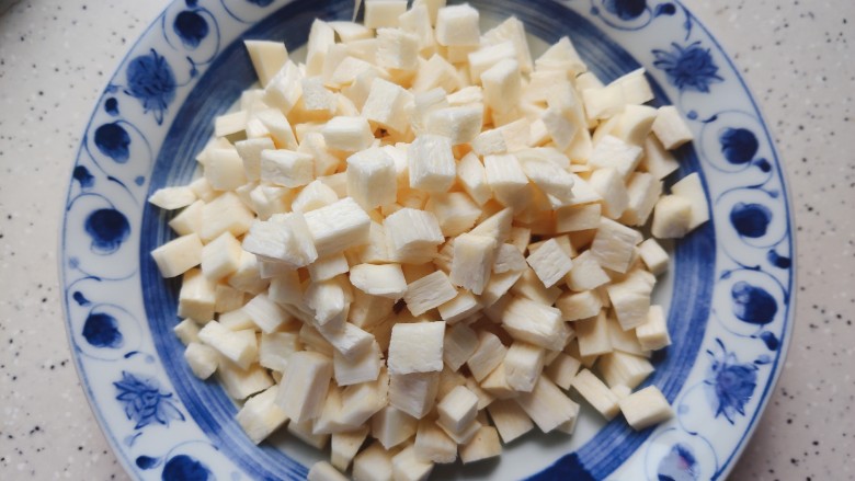 茭白木耳炒肉,<a style='color:red;display:inline-block;' href='/shicai/ 65'>茭白</a>处理干净,洗净之后切成丁