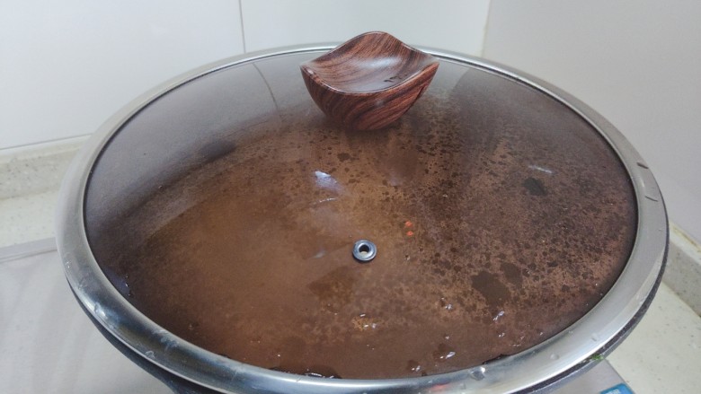 茭白木耳炒肉,盖上锅盖,转小火焖煮2分钟