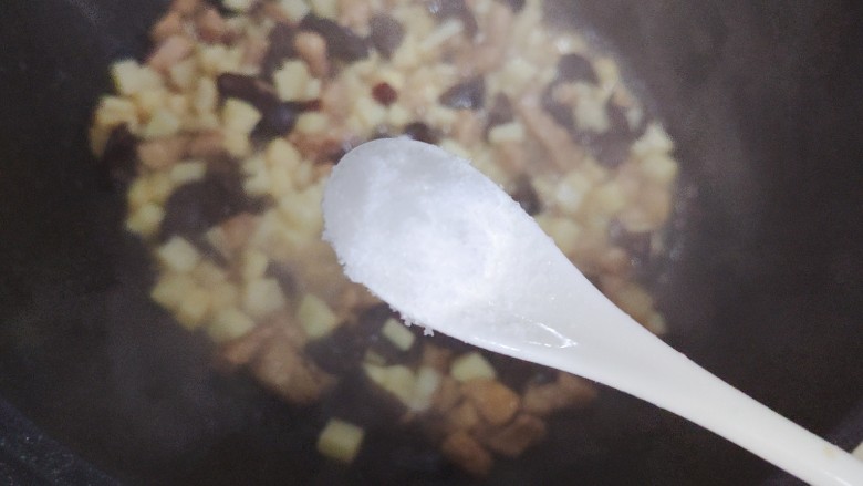 茭白木耳炒肉,待锅内汤汁差不多收紧,加一小勺细盐