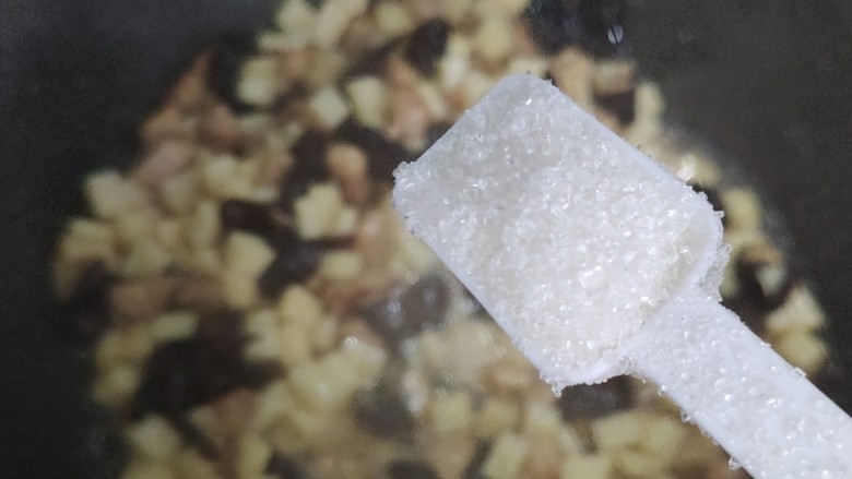 茭白木耳炒肉,加一小勺细砂糖,翻炒均匀即可