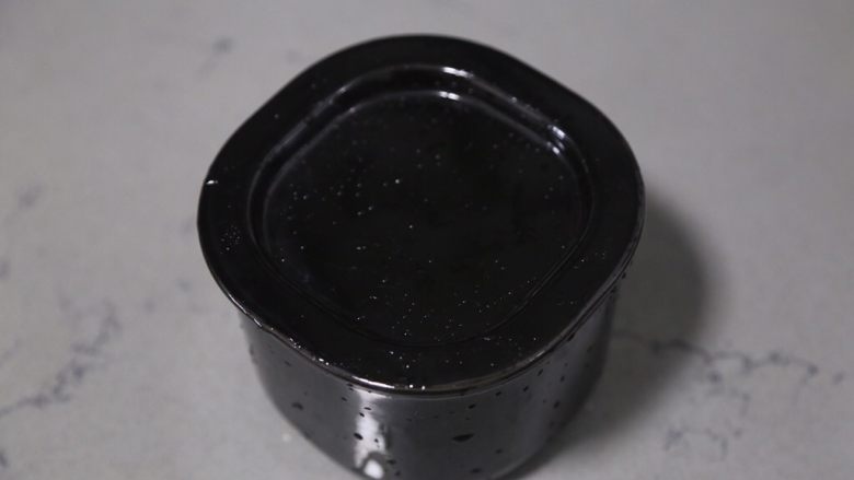自制泡菜,再盖上密封盖,放冰箱腌制一晚