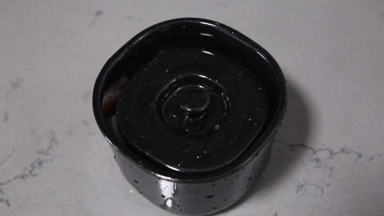 自制泡菜,用重石压在表面,这样可以让泡菜更入味