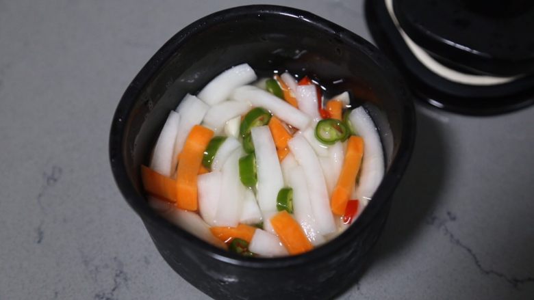 自制泡菜,第二天取出,可以看到腌出的泡菜汁已经快没过表面了