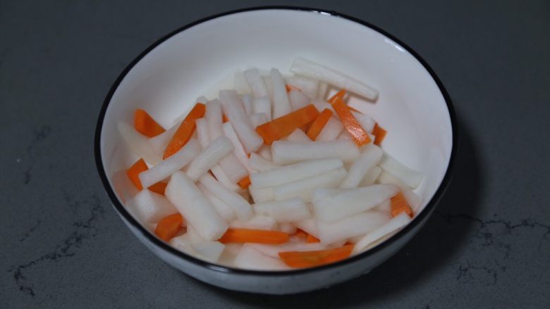 自制泡菜,用凉开水冲洗掉盐水,挤干水分待用