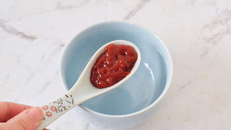 糖醋莲藕,取一个碗:加入<a style='color:red;display:inline-block;' href='/shicai/ 699'>番茄酱</a>
