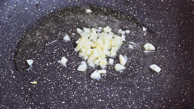 糖醋莲藕,锅中倒入适量的食用油烧热,放入蒜末爆香