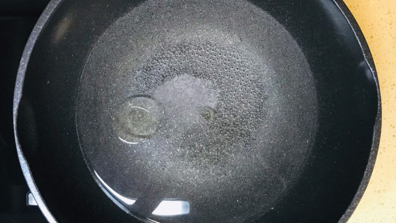 西兰花炒鸡蛋,锅里加水,撒入少许盐,滴入几滴油