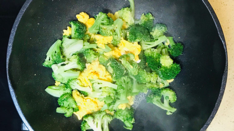 西兰花炒鸡蛋,一起翻炒,翻炒的过程中打散鸡蛋饼