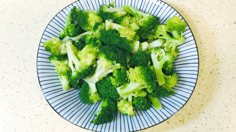 西兰花炒鸡蛋,捞出来,控干水分