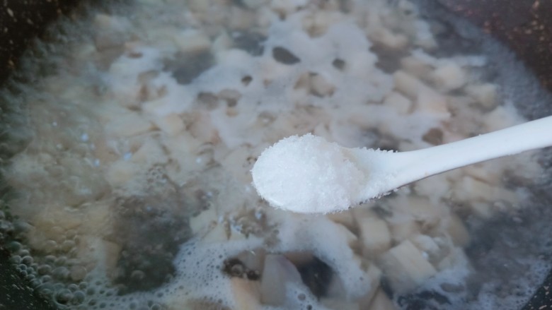 糖醋莲藕,焯水期间可以加加一点点盐。焯水过后的藕丁沥一下水分。