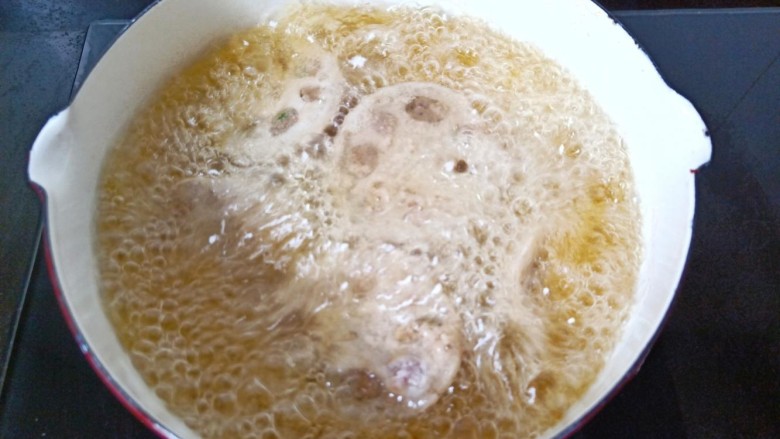 莲藕饼,油锅多放一点油,油温五成热下莲藕油炸。