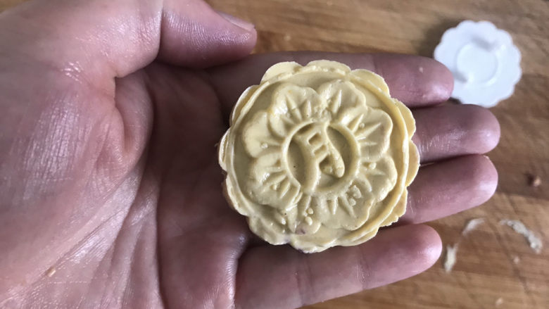 南瓜紫薯糯米月饼🥮,模具刷油,放入模具压成月饼形状