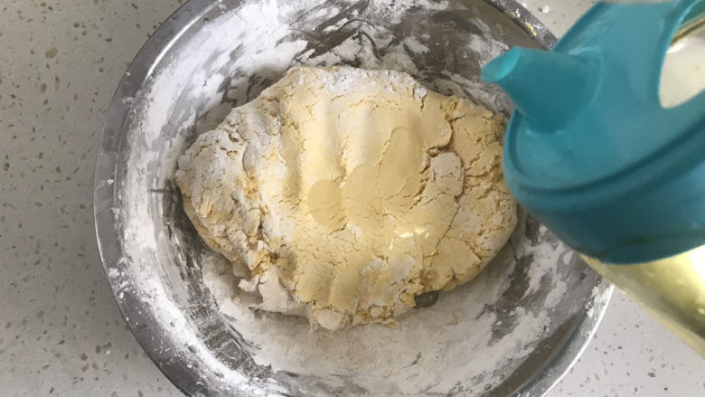 南瓜紫薯糯米月饼🥮,揉成面团,加入10克油